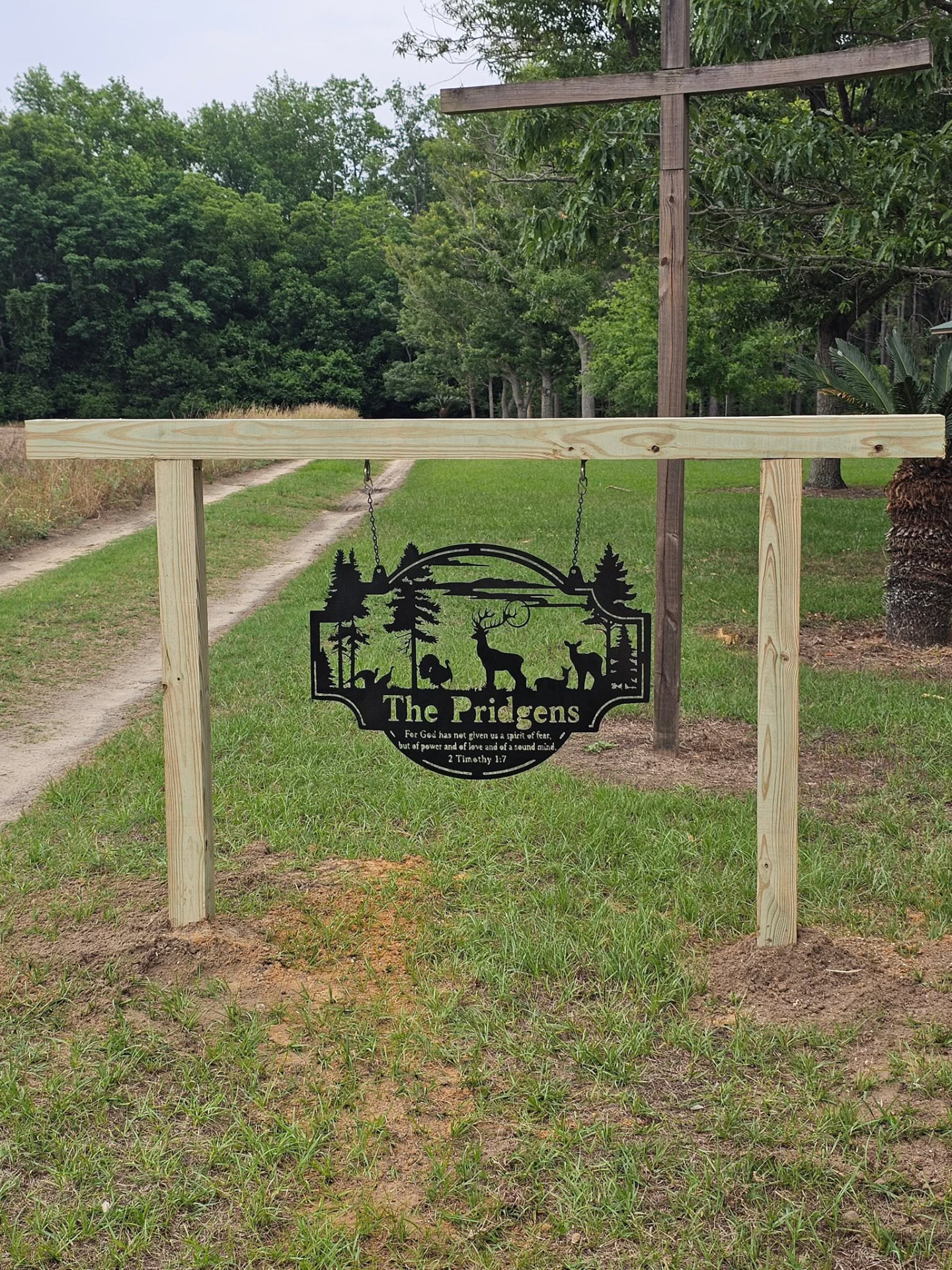 Hanging metal wildlife scene family name sign